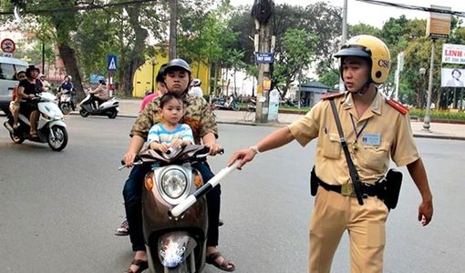 Đi xe máy rẽ phải khi đèn đỏ có bị phạt hay không?