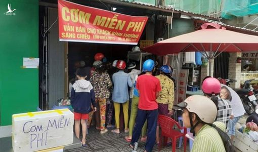 Phú Quốc ngập, khách sạn mời dân tá túc, cơm nóng, sửa xe đều miễn phí