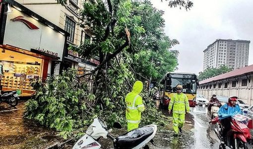 Công an Hà Nội căng mình khắc phục hậu quả mưa bão