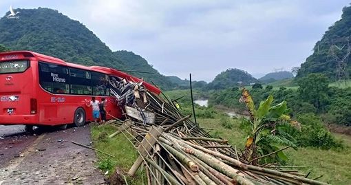 Xe khách tông xe tải, 16 người thương vong ở Hòa Bình