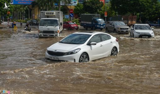 Hàng trăm căn biệt thự chìm trong nước, dân sắm thuyền di chuyển