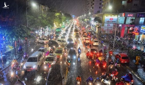 Vì sao chiều nay Hà Nội có mưa lớn kèm gió lốc?