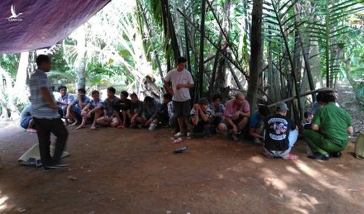 Công an nổ súng triệt phá trường gà, nhiều con bạc nhảy xuống sông thoát thân