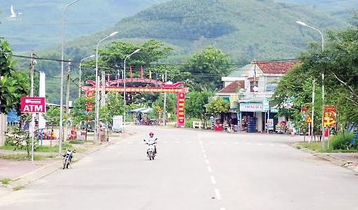 Huyện nghèo chi 2 tỷ đồng xây cổng chào, có nên không?