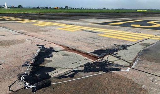 Đường băng sân bay Nội Bài toang hoác, trồi bùn, không được sửa: Trách nhiệm thuộc về ai?