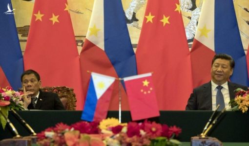 Hé lộ tình tiết TT Duterte “phủ đầu” ông Tập ở Đại lễ đường nhân dân về vụ kiện biển Đông, làm cả đoàn TQ ngỡ ngàng