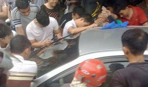 Thót tim giải cứu bé trai bị bố bỏ quên trên ô tô ở Quảng Ninh