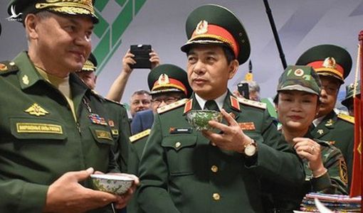 Bộ trưởng Quốc phòng Nga thích thú với khoai luộc, chè xanh của Việt Nam
