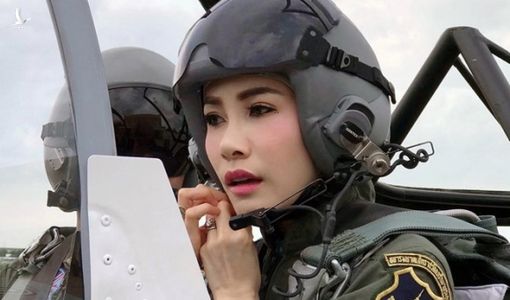 Hình ảnh Hoàng quý phi Thái mặc quân phục, áo croptop gây bão mạng