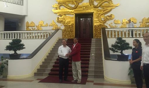 Thủ tướng Nguyễn Xuân Phúc chúc mừng chức vô địch Đông Nam Á của đội tuyển bóng đá nữ Việt Nam