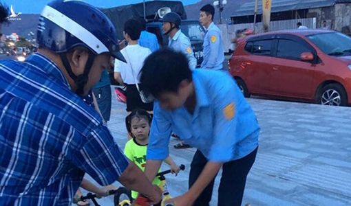 Tịch thu dụng cụ chơi xe thăng bằng của thiếu nhi ở công viên gây bức xúc