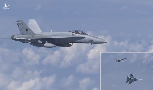 Su-27 vừa hộ tống Bộ trưởng Quốc phòng Nga, vừa xua đuổi F-18 của NATO