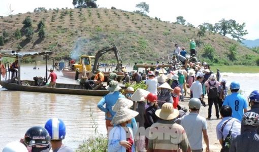 Đê 300 tỉ vỡ toác, cả nghìn ha lúa nguy cơ bị mất trắng