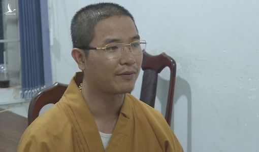 Lý do sư thầy vác gậy đập vỡ kính ôtô người đi đường