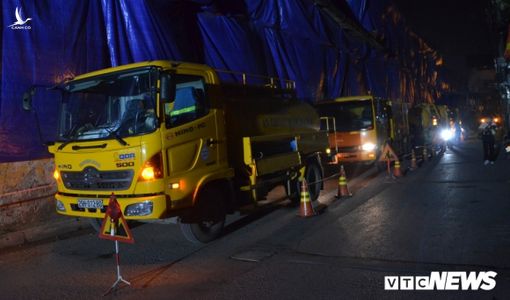 Công nhân hút bùn xuyên đêm cạnh nhà máy Rạng Đông