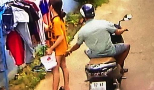 Xử phạt 200.000 VND thanh niên đi xe máy ‘sàm sỡ’ cô gái đang phơi áo quần
