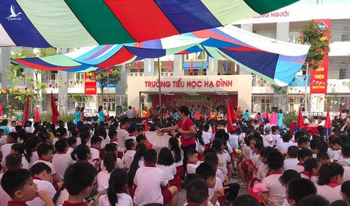 Lễ khai giảng tại ngôi trường cách vụ cháy nhà máy Rạng Đông khoảng 300m