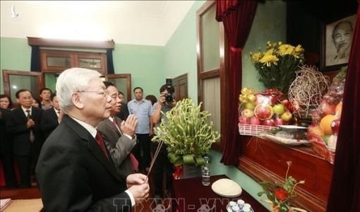 Tổng Bí thư, Chủ tịch nước Nguyễn Phú Trọng dâng hương tưởng niệm Chủ tịch Hồ Chí Minh