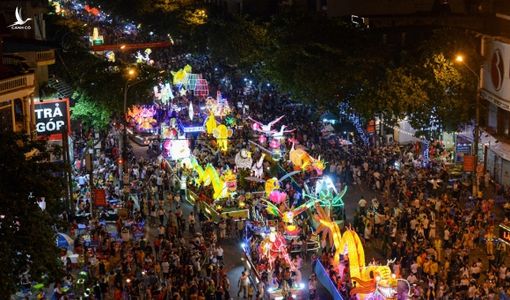 Đèn lồng khổng lồ được rước ra đường đón Trung thu