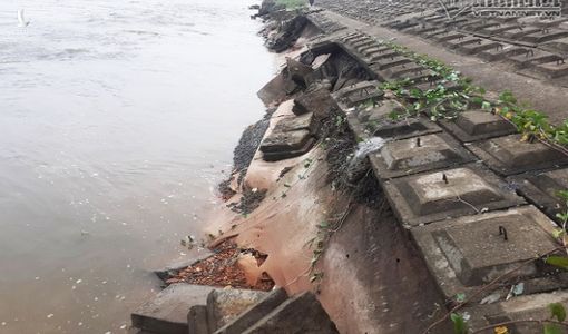 Đê biển 300 tỷ ở Hà Tĩnh ‘hở hàm ếch’ sau mưa lũ
