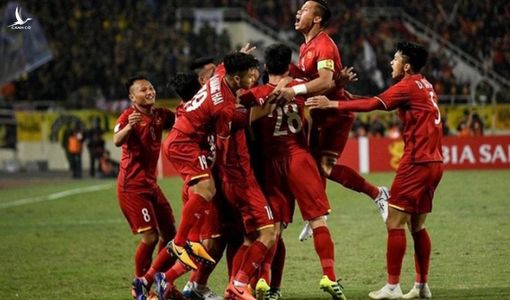 Thủ tướng động viên tinh thần đội tuyển Việt Nam trước trận đấu với Thái Lan
