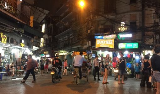 Nghịch lý ‘bắt khách đi ngủ sớm’ ở Việt Nam