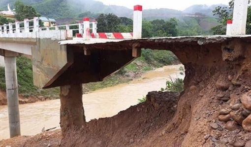 Cầu ở Quảng Trị bị sạt lở chỉ còn lớp nhựa… ‘mỏng như bánh tráng’