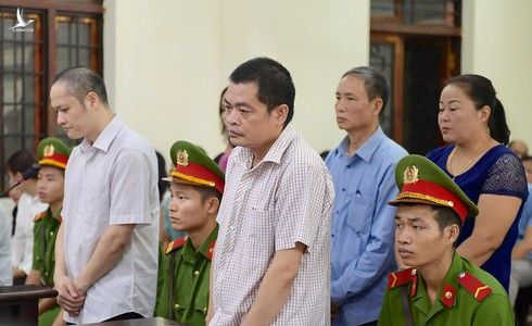 Cùng hoãn xét xử gian lận thi cử 2 phiên tòa – đang thách thức dư luận