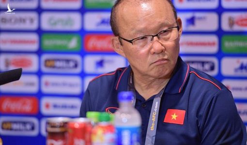HLV Park Hang Seo nổi cáu, mời phóng viên Thái Lan ra ngoài vì ồn ào