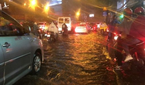 Mưa trắng trời, đường Nguyễn Hữu Cảnh lại ngập