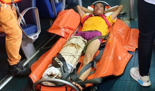 Vượt gió lớn áp thấp nhiệt đới, tàu Việt Nam cứu thuyền viên Trung Quốc bị nạn