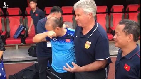 HLV Park Hang Seo bật khóc khi gặp Guus Hiddink