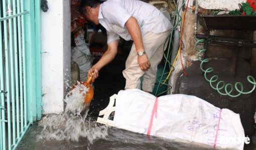 Triều cường dâng cao, nhiều đường ven sông tại TP.HCM ngập nặng