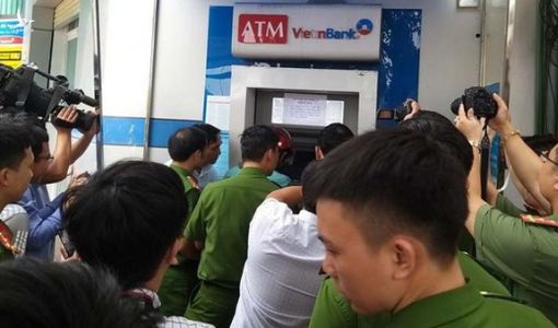 Ba người Trung Quốc bị khởi tố vì trộm mật khẩu ATM rút tiền