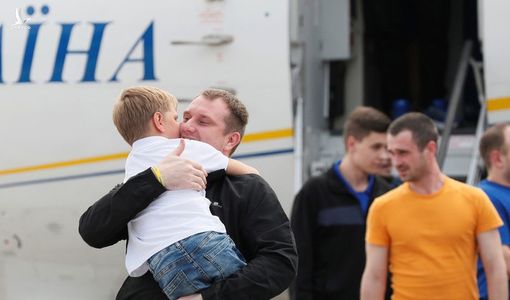 Những hình ảnh xúc động tại cuộc trao đổi 70 tù nhân giữa Ukraine và Nga