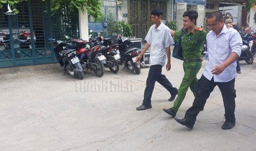 Công an khám nghiệm ngôi nhà vụ thẩm phán, giảng viên ‘bắt’ trẻ em