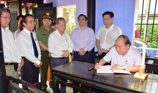 Thủ tướng xúc động thăm ngôi nhà thuở thiếu thời của Bác Hồ ở Huế