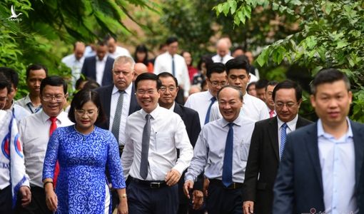 Ông Võ Văn Thưởng xúc động khi về trường cũ dự khai giảng