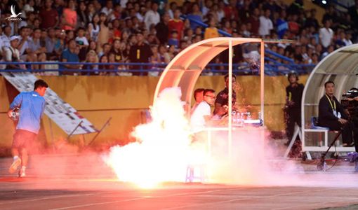 Sự cố pháo sáng sân Hàng Đẫy, VPF và VFF đang làm gì thế này?