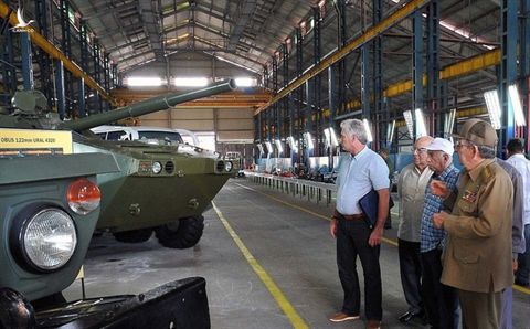 Cuba hỗ trợ Việt Nam công nghệ bảo quản xe thiết giáp