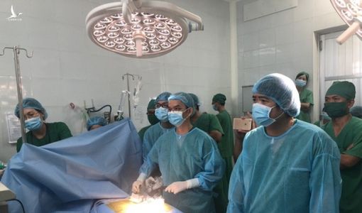 Cứu sống bé gái 9 ngày tuổi có nội tạng chui qua lồng ngực hiếm gặp
