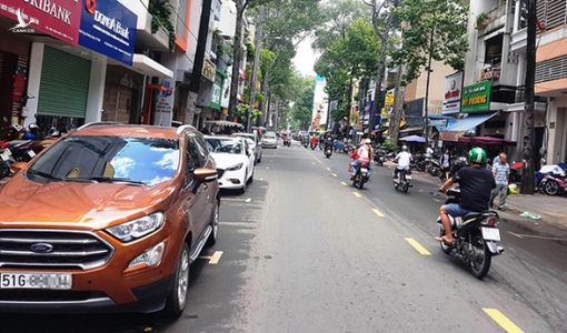 Thu phí đỗ ô tô, tiền vào túi ai?: ‘Đầu gấu’ chặn xe thu tiền