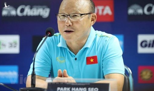 Huấn luyện viên Park Hang-seo xin lỗi sau khi nhận thẻ vàng