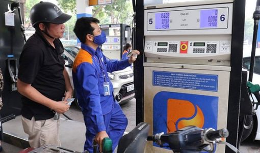 Công ty xăng dầu ‘bỏ túi’ hàng ngàn tỉ đồng