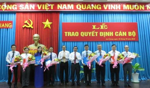 Bị cảnh cáo, Giám đốc sở sang làm Phó chánh văn phòng UBND tỉnh