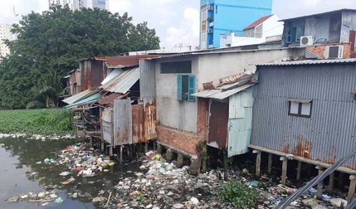 Dân nín thở sống ven kênh rác