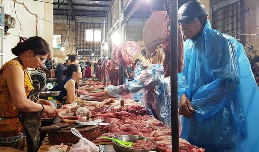 Dịch tả lợn chưa giảm, kẻ ăn, người sợ