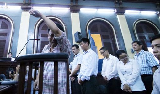 Nước mắt bị cáo