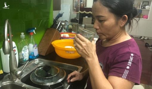 Nước sinh hoạt bốc mùi ở Hà Nội:Bao giờ dân có “nước sạch” đúng nghĩa?