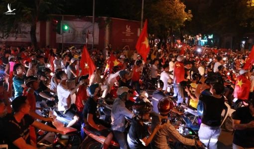 Cổ động viên đổ về Hồ Gươm ăn mừng tuyển Việt Nam thắng Malaysia